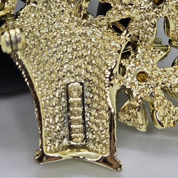 This vintage brooch by DODDS features a beautiful basket of flowers. Gold Tone - Picture 2 of 6